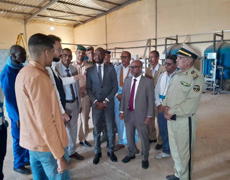 Akjoujt : le wali s’enquiert des travaux en cours au niveau de l’usine de dessalement de la ville